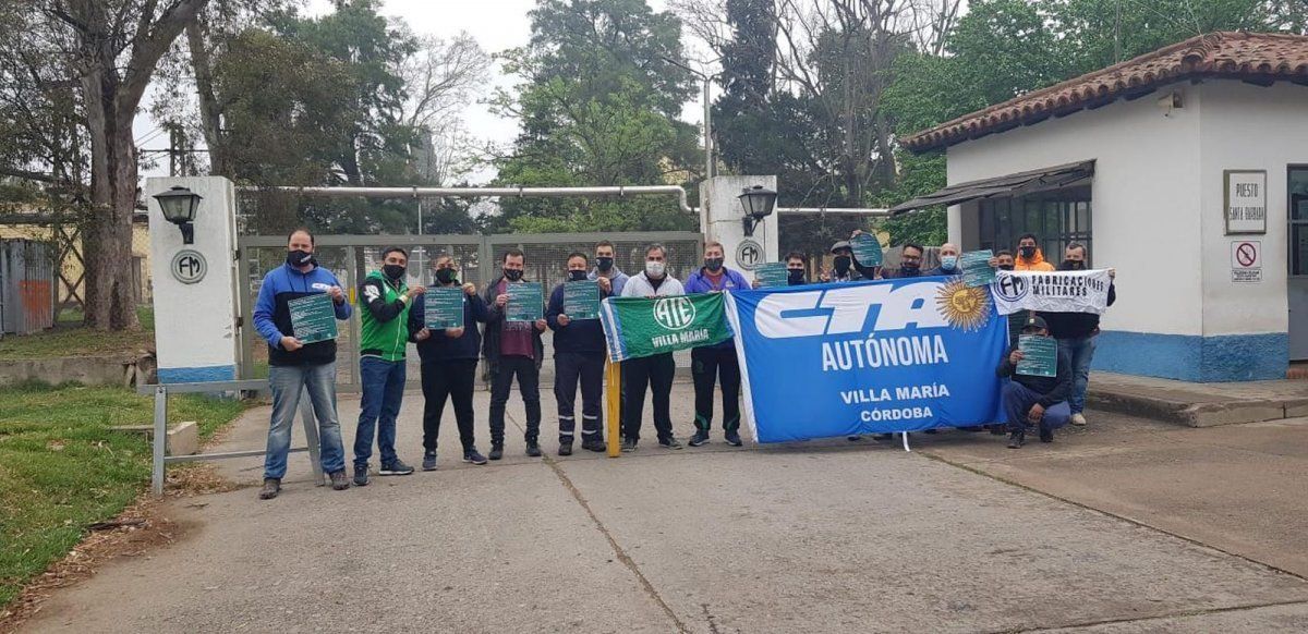 Trabajadores y trabajadoras en las puertas de Fabricaciones Militares Villa María.