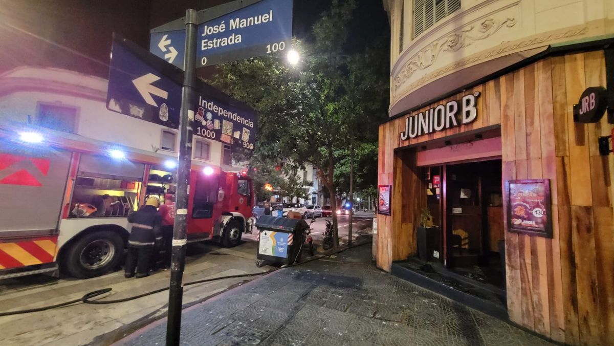 Bomberos extinguieron un incendio en un local de comidas de Nueva Córdoba