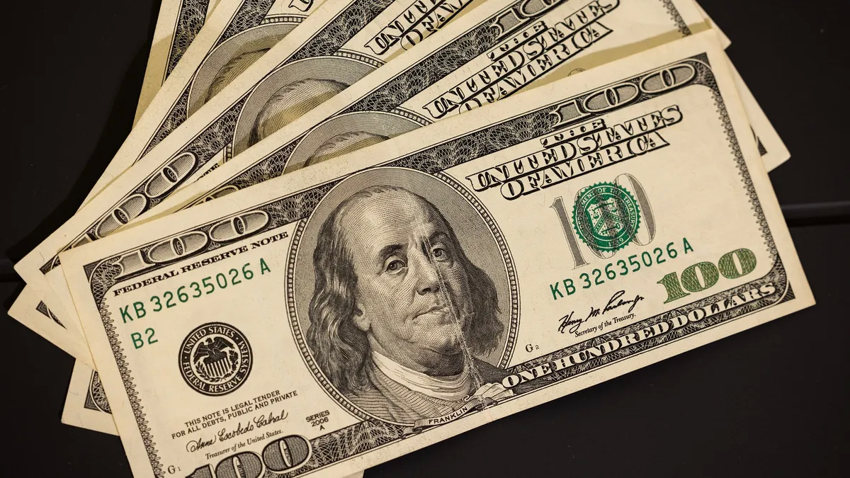 El dólar blue cerró en $220 y cayó el riesgo país