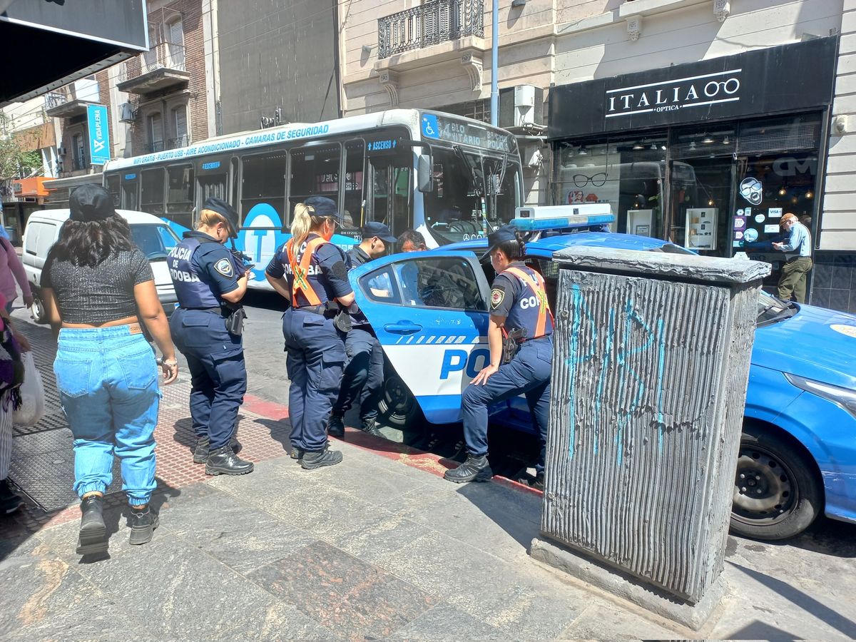 Dos vendedores ambulantes no videntes se pelearon en la esquina de 9 de Julio y Tucuman. Uno de ellos sacó un cuchillo y apuñaló al otro. Foto: Alejandro Pozo.