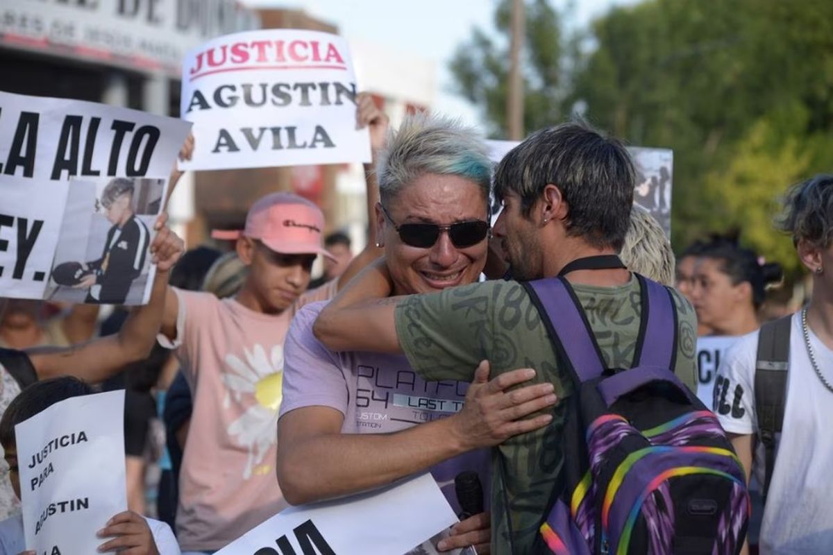 Gustavo Ávila recibe el apoyo de los asistentes a la marcha en reclamo por el crimen de su hijo. Foto: La Voz.