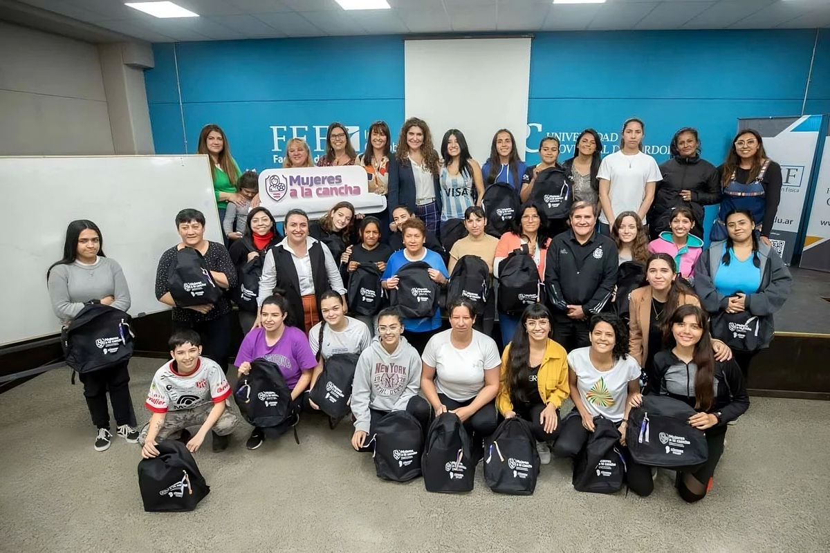 Córdoba: 40 mujeres se preparan para ser árbitras de fútbol