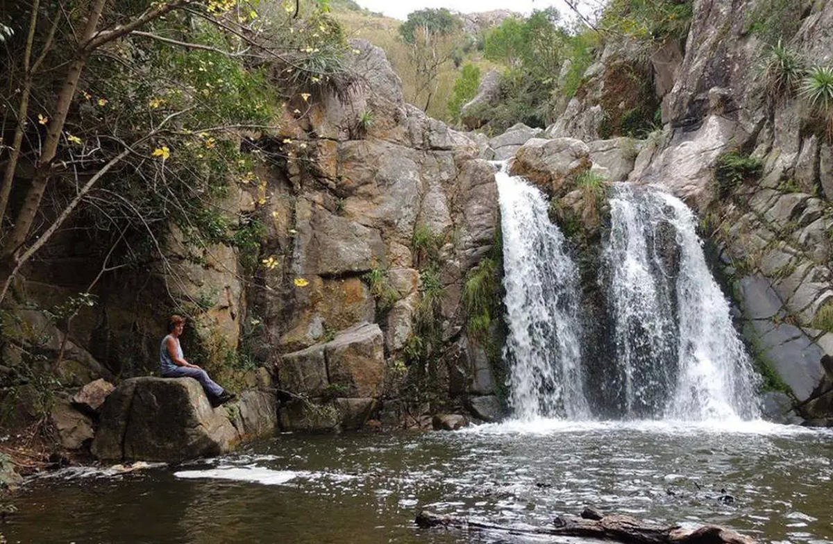 La Cascada de los Cóndores tiene una caída de alrededor de siete metros de altura y se ubica en la localidad de Río Ceballos.
