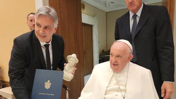 Llaryora estuvo con el Papa Francisco y lo invitó formalmente a que visite la provincia
